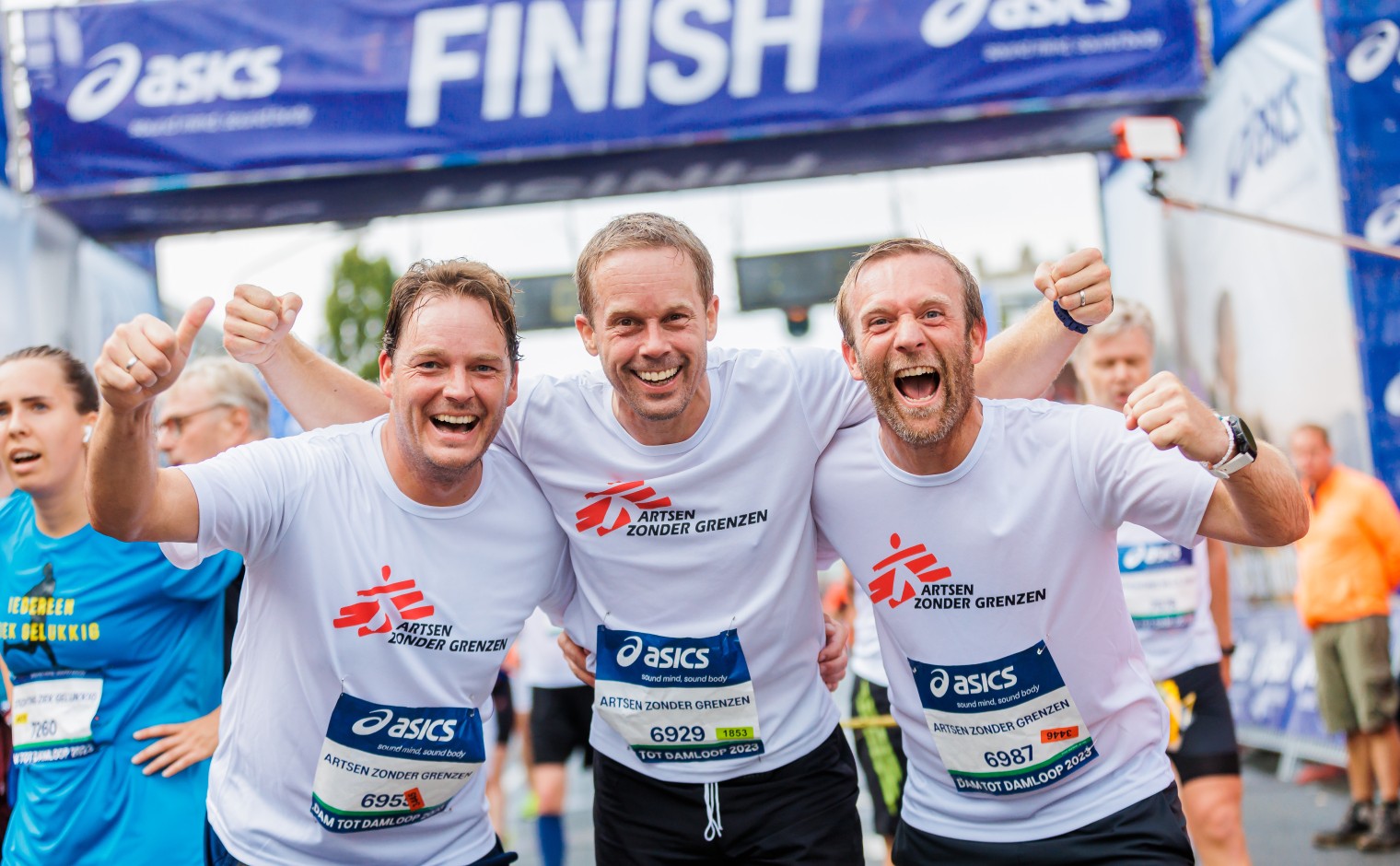 Lopers voor Artsen zonder Grenzen halen de finish van de Dam tot Damloop, 2023.