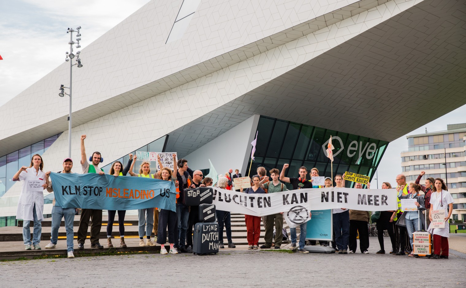 Demonstranten voor de deur bij Eye Filmmuseum in Amsterdam.