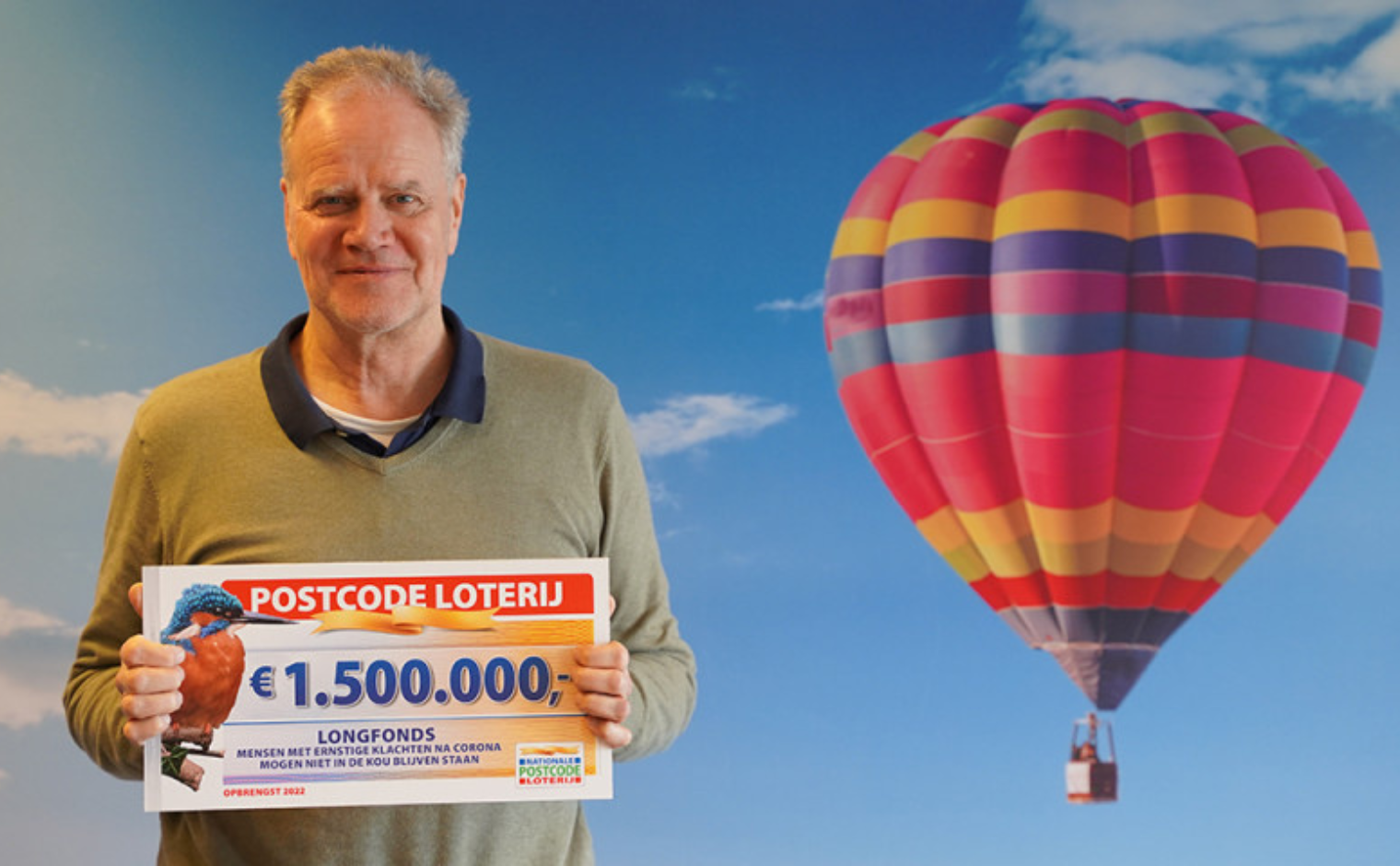 Directeur Longfonds Michael Rutgers met de cheque van de Postcode Loterij voor PostCovid NL.